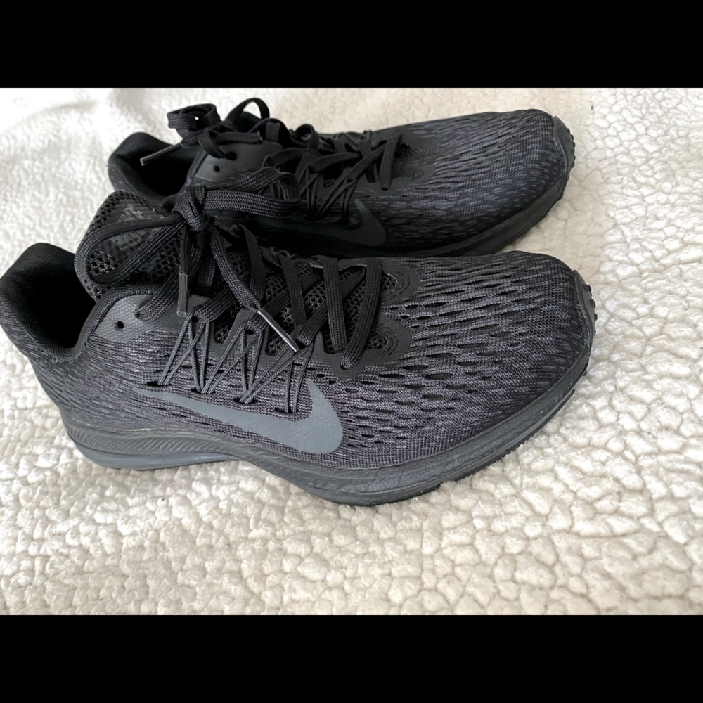 Woman’s All Black Nike Sneakers.
